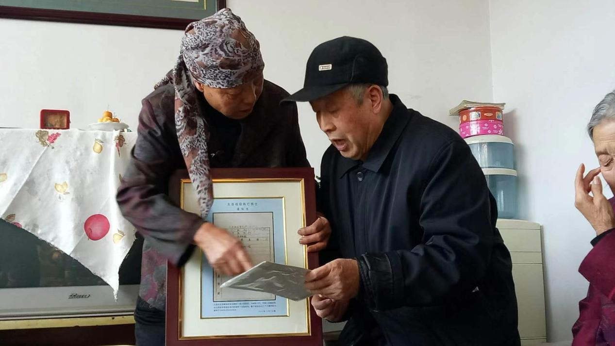 2017年，河北蔚縣，王艾甫將烈士王玉山的陣亡通知書交到烈屬手中。