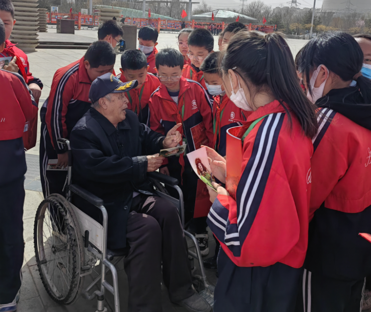 83歲的王艾甫給孩子們講述革命故事。