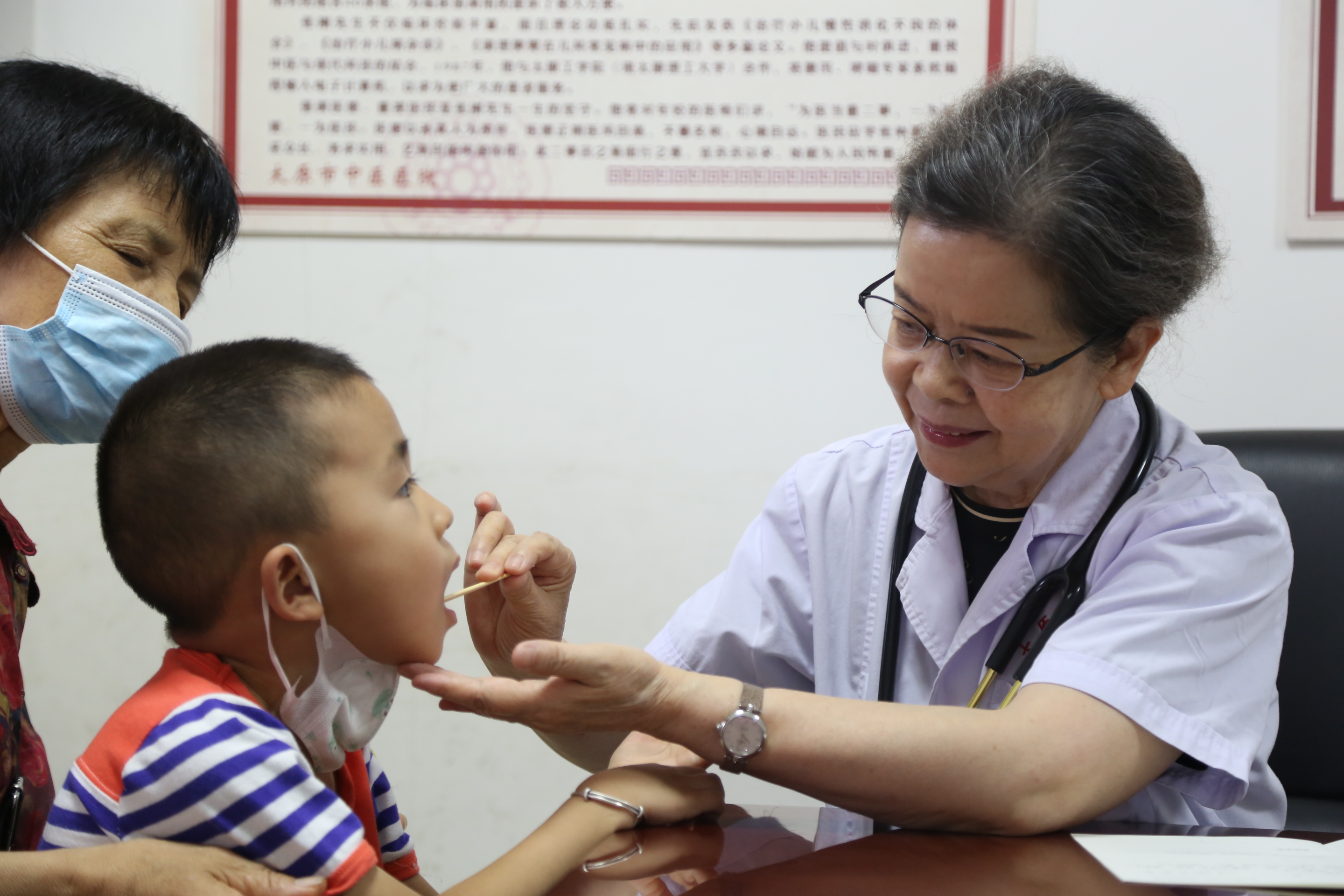 李玉蘭為患兒診治。圖片由太原市衛(wèi)健委提供